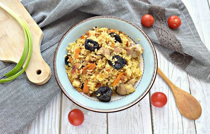 Плов з мясом та чорносливом у мультиварці