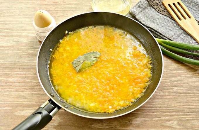 Рис із сосисками на сковороді