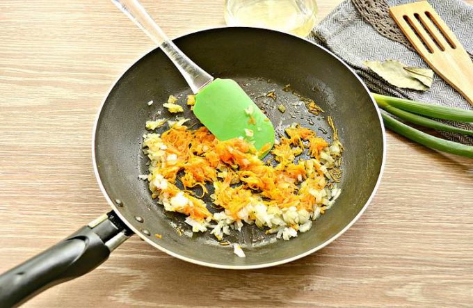 Рис із сосисками на сковороді