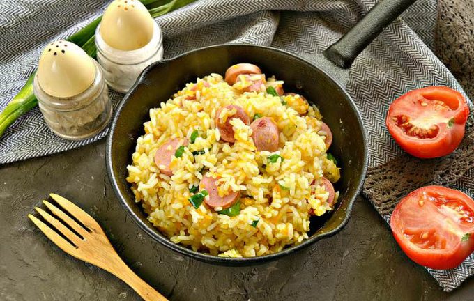 Рис із сосисками на сковороді