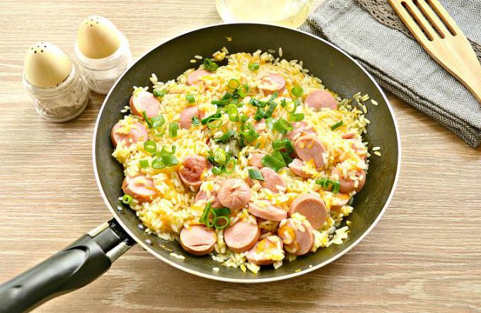 Рис із сосисками на сковороді