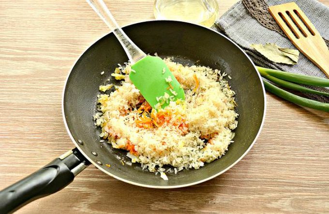 Рис із сосисками на сковороді
