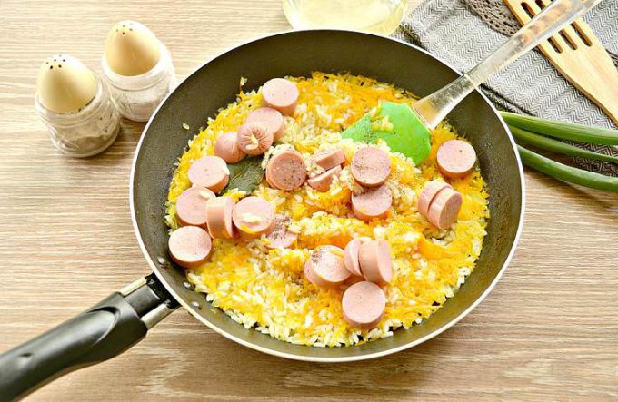 Рис із сосисками на сковороді