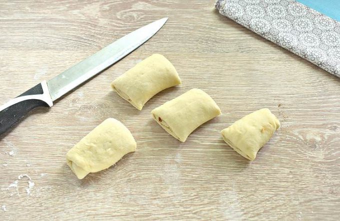 Рулетики із дріжджового тіста з корицею в духовці