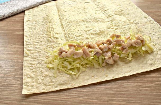 Рулетики з лаваша з куркою та капустою