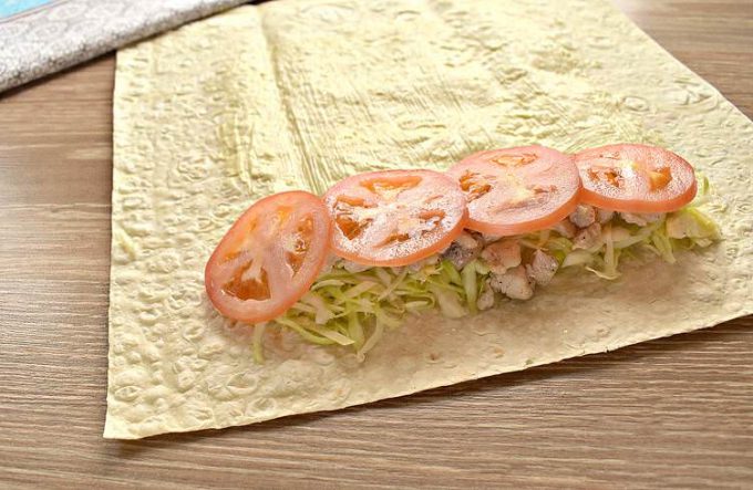 Рулетики з лаваша з куркою та капустою