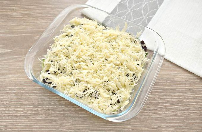 Салат «Дамський каприз» з куркою та чорносливом.