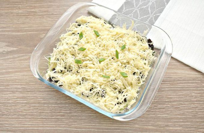 Салат «Дамський каприз» з куркою та чорносливом.
