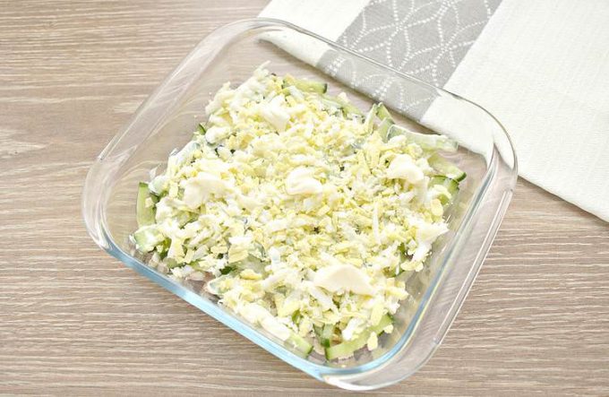 Салат «Дамський каприз» з куркою та чорносливом.