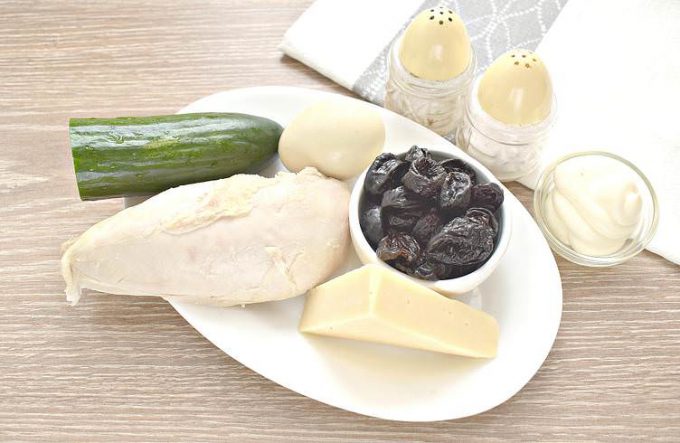 Салат «Дамський каприз» з куркою та чорносливом.
