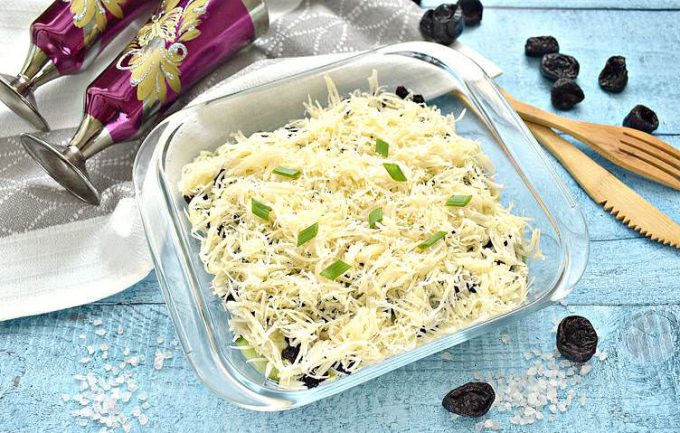 Салат «Дамський каприз» з куркою та чорносливом.