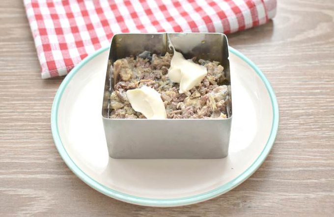 Салат Мімоза з рибними консервами та кукурудзою