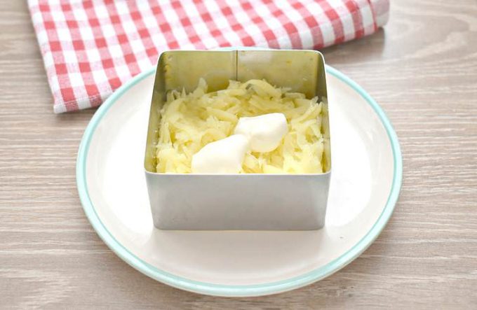 Салат Мімоза з рибними консервами та кукурудзою