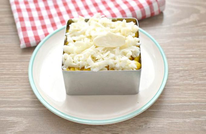 Салат Мімоза з рибними консервами та кукурудзою