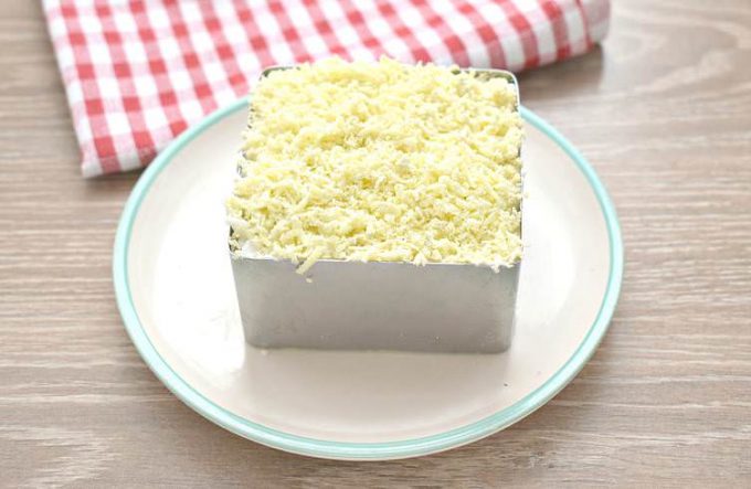 Салат Мімоза з рибними консервами та кукурудзою