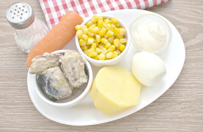 Салат Мімоза з рибними консервами та кукурудзою
