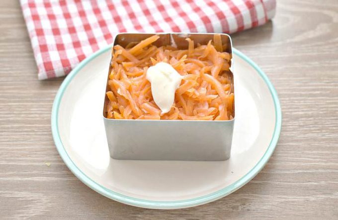 Салат Мімоза з рибними консервами та кукурудзою