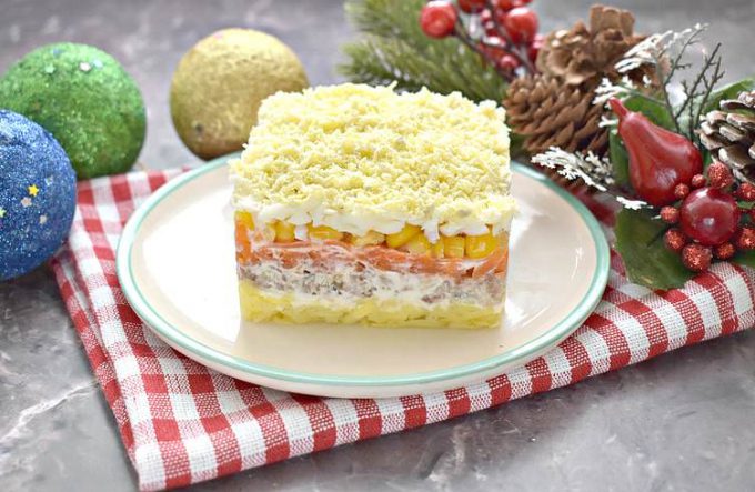 Салат Мімоза з рибними консервами та кукурудзою