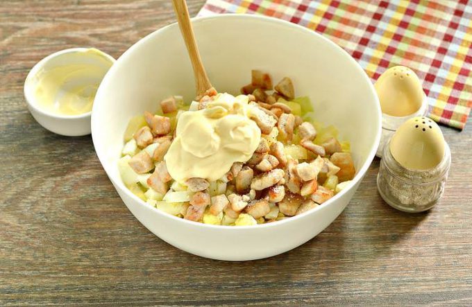 Салат з ананасом, куркою та огірком