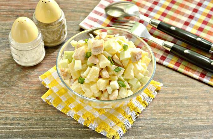 Салат з ананасом, куркою та огірком