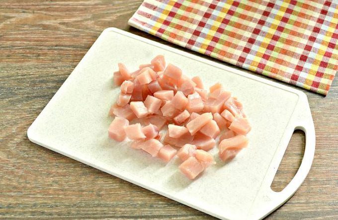 Салат з ананасом, куркою та огірком