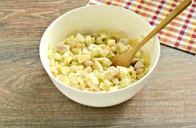 Салат з ананасом, куркою та огірком