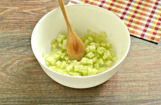 Салат з ананасом, куркою та огірком