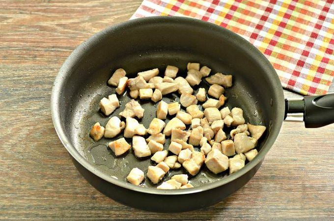Салат з ананасом, куркою та огірком