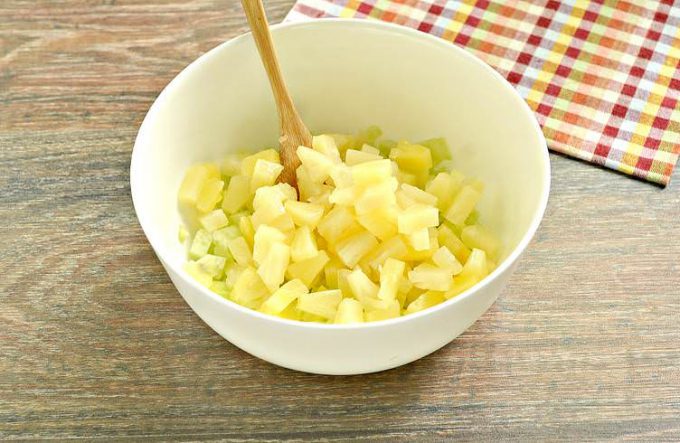Салат з ананасом, куркою та огірком