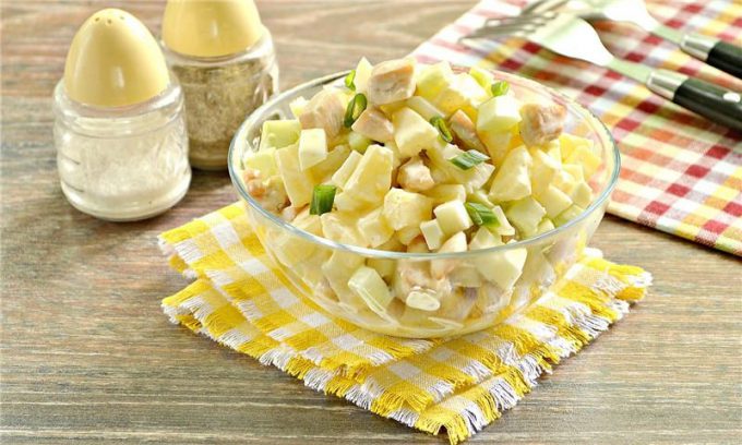 Салат з ананасом, куркою та огірком