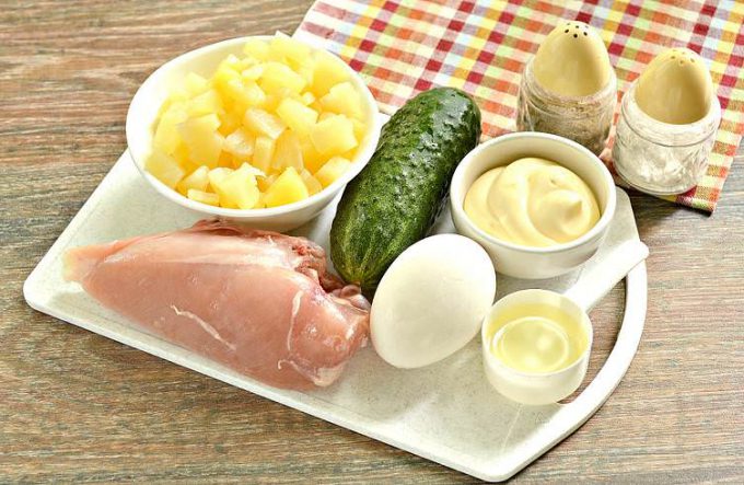 Салат з ананасом, куркою та огірком