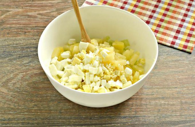 Салат з ананасом, куркою та огірком