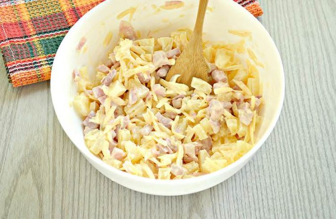 Салат з ананасом та копченою куркою