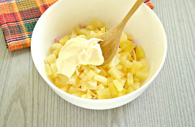 Салат з ананасом та копченою куркою
