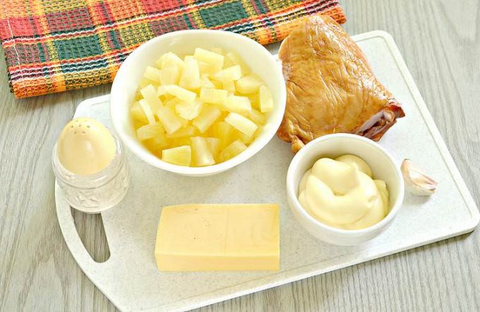 Салат з ананасом та копченою куркою