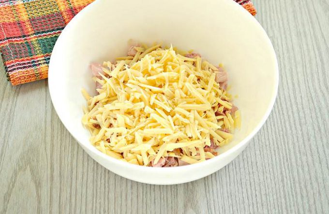 Салат з ананасом та копченою куркою