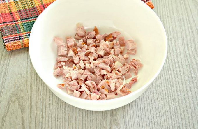 Салат з ананасом та копченою куркою