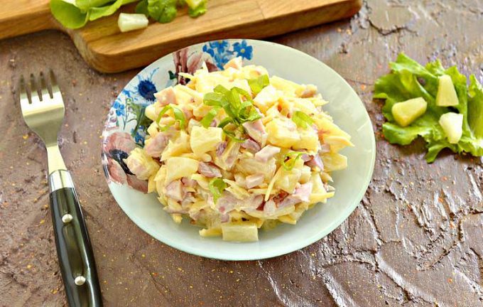 Салат з ананасом та копченою куркою