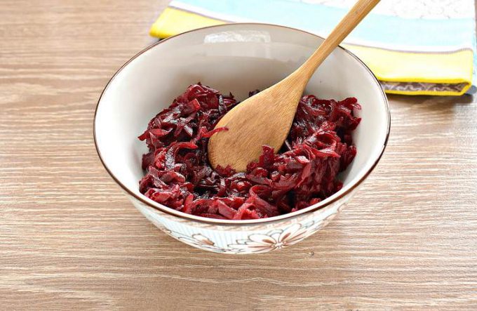 Салат з буряка з волоськими горіхами та часником