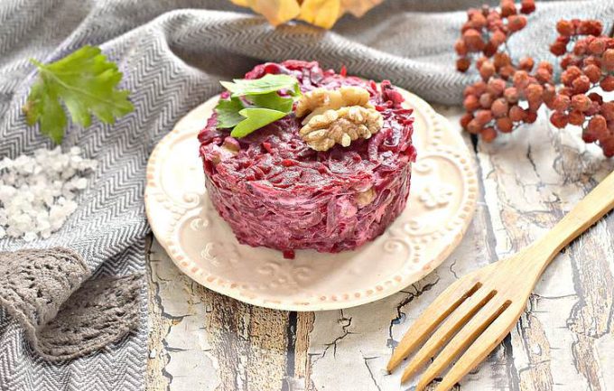 Салат з буряка з волоськими горіхами та часником