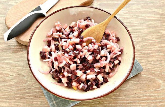 Салат з буряком, оселедцем та маринованою цибулею