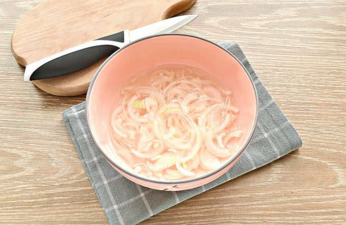 Салат з буряком, оселедцем та маринованою цибулею
