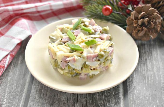 Салат з яйцем, шинкою та сиром