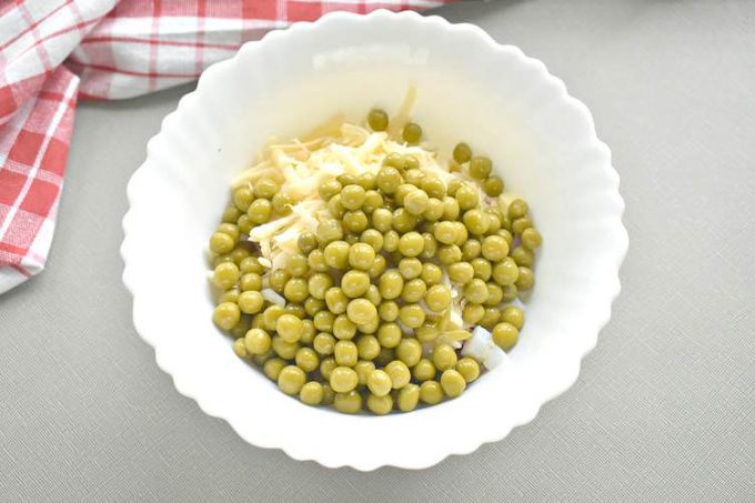 Салат з яйцем, шинкою та сиром