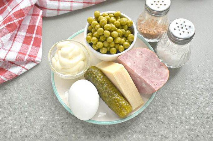 Салат з яйцем, шинкою та сиром