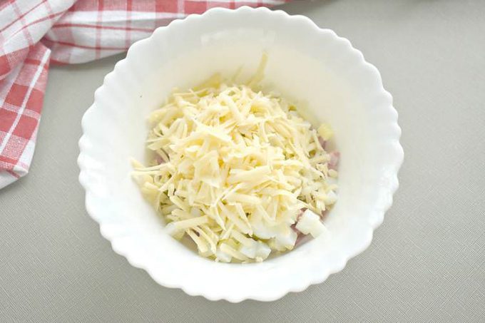 Салат з яйцем, шинкою та сиром
