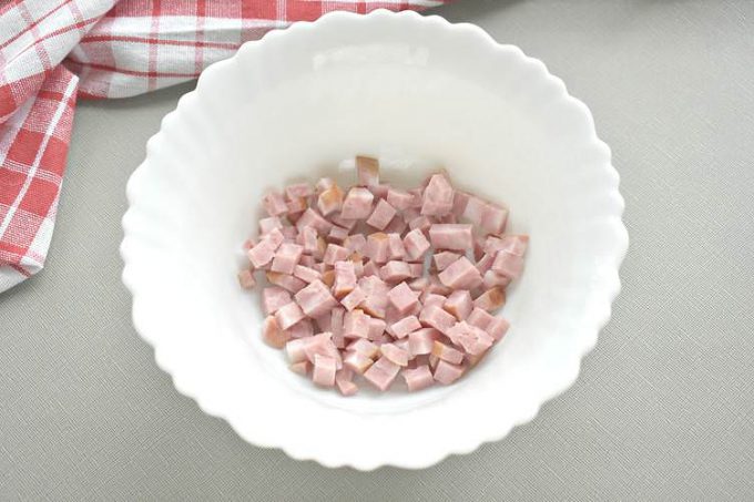 Салат з яйцем, шинкою та сиром