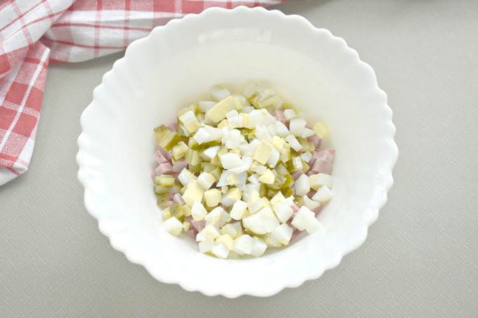 Салат з яйцем, шинкою та сиром