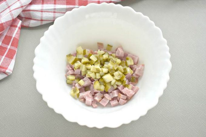 Салат з яйцем, шинкою та сиром