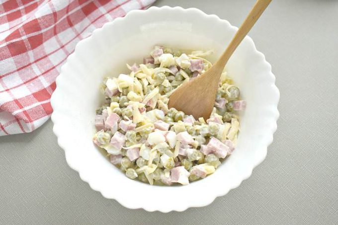 Салат з яйцем, шинкою та сиром